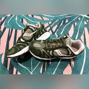 NWOB Saucony Grid Azura 2000 Green And Silver Running Walking Sneakers Shoes